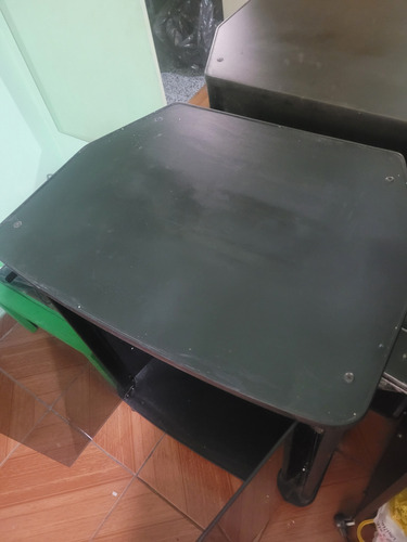 Mesa Tv Con Puertas Y Ruedas. Posee 1 Estante Interior Negro (Usado)