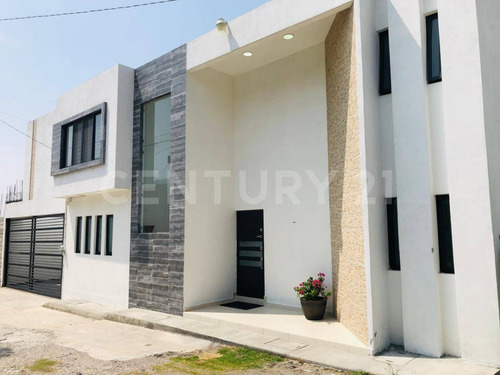 Casa En Venta En El Centro De Oaxtepec, Yautepec, Morelos.
