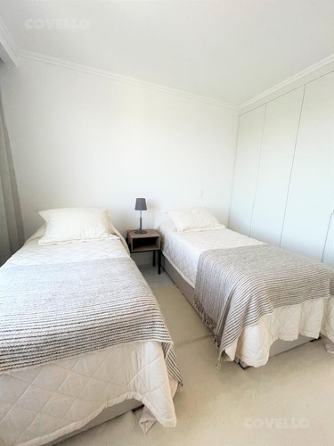 Apartamento En Alquiler En Torre Con Amenities, 2 Dormitorios En Suite, Cocina Integrada Y Toillette.-