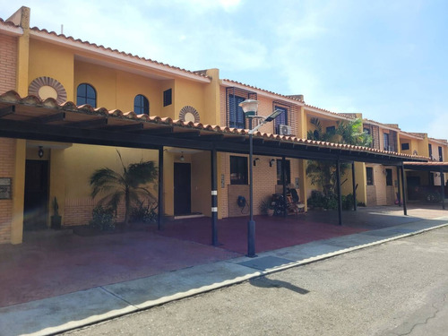 Tibisay Rojas Vende Townhouse En Conjunto Residencial Villas Iñaki.  El Rincon   Cod. 229531