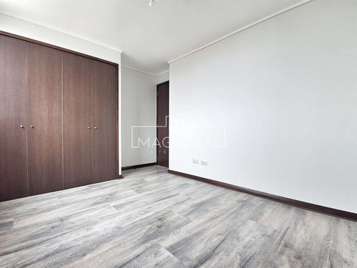 Casa En Venta De 3 Dorm. 4 Baños Más Escritorio, En Concón