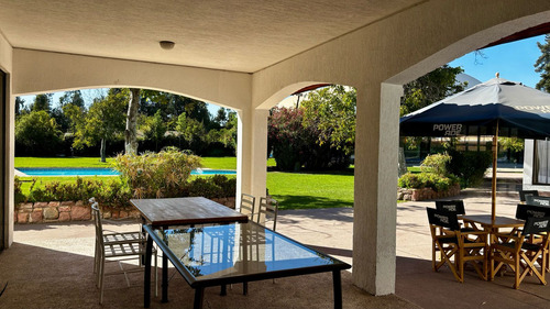 Venta De Espectacular Propiedad En Pirque. Gran Casona, Ubic
