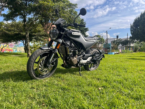 Imagen 2 de 25 de Husqvarna Svartpilen 200 2022