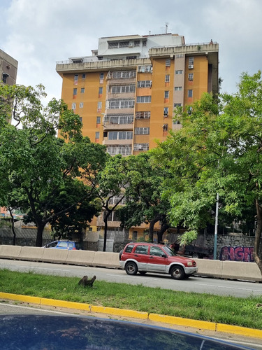 Se Vende Amplio Apartamento En Los Caobos Res. Coral Garden Piso Bajo, Con Gran Potencial. Jp