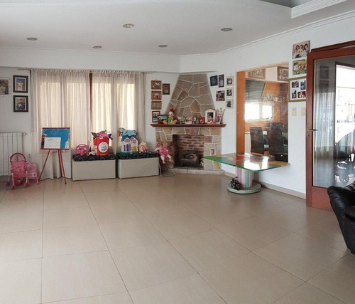 Imagen 2 de 30 de Espectacular Chalet De 6 Ambientes Con Piscina Climatizada Y Quincho,