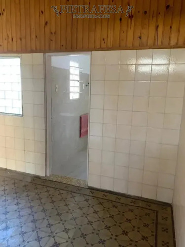 Casa En Alquiler, 3 Dormitorios, 1 Baño, Patio, Cochera. Cerro.