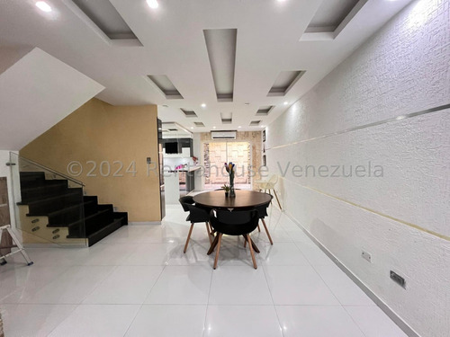 Bello Townhouse En Venta Ubicado En La Morita Urb Karol Home Ii Db 24-27080