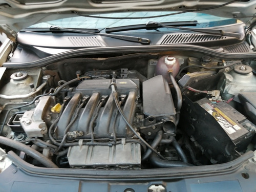 Renault Clio Sedan 1.6 Privilege 2003