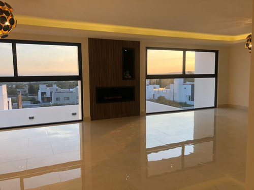 Residencia En Lomas De Juriquilla, De Autor, Sótano, Jardín, Bar, Doble Altura