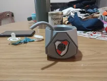 Comprar Mate Futbolero River Plate Con Bombilla - Diseño 3d Gris Con Detalles En Negro Blanco Y Rojo Por El Escudo De River Escudo River Plate 3d