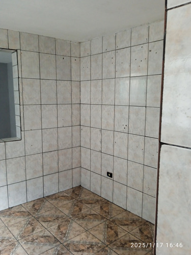 2 Casas Individuais A Do Fundo Com 4 Cômodos E Lavandcômodos