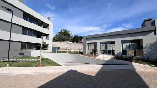 Venta Departamento 2 Dormitorios Estrenar Cochera Patio Complejo Cerrado