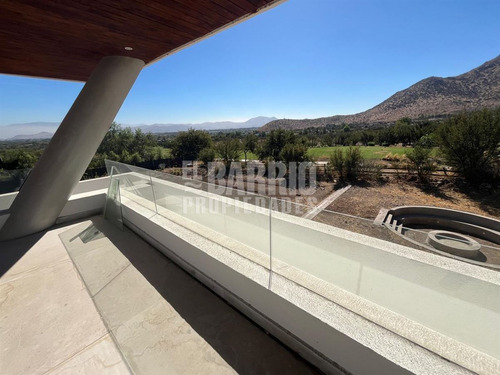 Casa En Venta De 4 Dorm. En Las Brisas De Chicureo