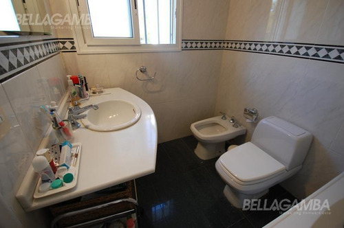Imagen 16 de 26 de Muy Lindo Chalet En Dos Plantas Con Hermoso Pulmón. Excelente Zona Residencial.