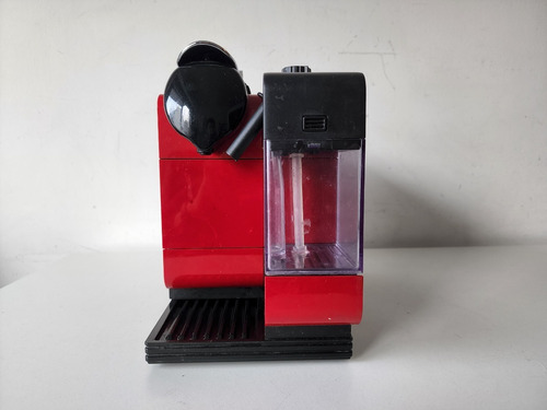 Imagen 1 de 8 de Cafetera Nespresso F411 Lattissima Touch Roja 1400w