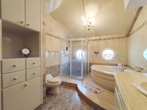 Jip 25-13586: Rentahouse Vende Magestuosa Casa De 920mts2, Rodeada De Hermosos Jardines Y Espectaculares Ambientes De Lujo. En Urb El Castaño. Maracay