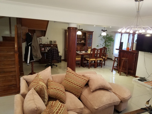 Imagen 2 de 7 de Chalet De Categoría + Local + Ph 4 Amb En Venta