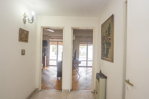 Oportunidad Ideal Inversion- Casa Doble Lote/pileta/ Coch . 3 Autos Ubic. Destacada