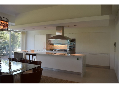 Apartamento En Brava, 3 Dormitorios *- Ref: 2566