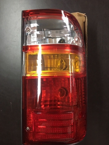Imagen 3 de 5 de Stop Toyota Hilux 2003 - 2004 - 2005 Derecho Depo