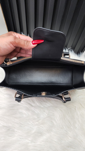 Bolsa Guess Hg961607 Nueva 100 % Original Con Etiqueta Negro Estampado Oro Negro