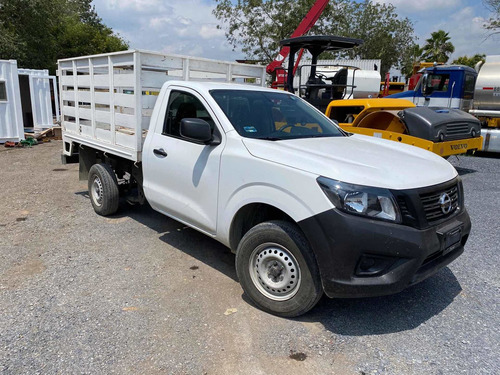 Imagen 2 de 6 de Nissan Np300 2017 2.5 Estacas Dh Aa Pack Seg Mt