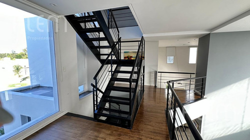 Casa En Venta En Malibu Canning