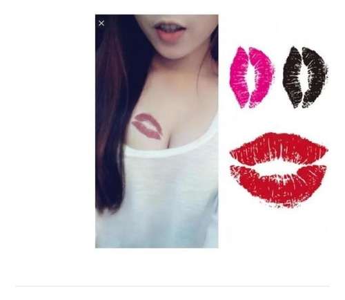 Tatuaje temporal pequeño y delicado con triple carta de beso
