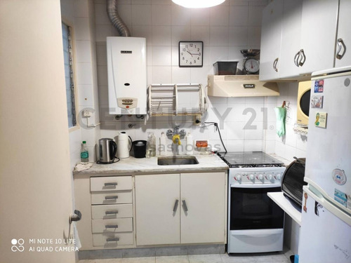Imagen 5 de 14 de Departamento 3 Amb, 1ro Por Escalera Con Balcon, Excelente Estado