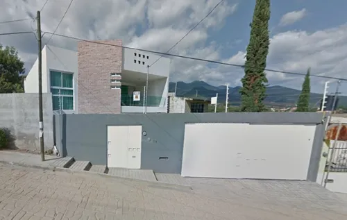 Propoedad De 2 Pisos Con Excelente Ubicacion Recien Remodelada