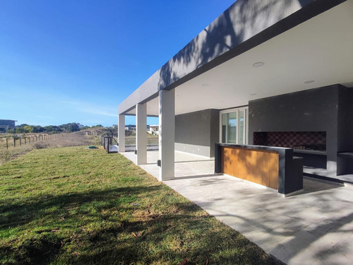 Casa En Venta - 4 Dormitorios 5 Baños - Cocheras - 990mts2 - Costa Esmeralda