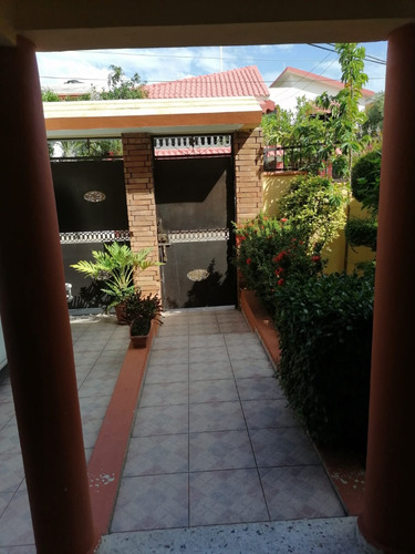 Casa De 2 Niveles En Venta En El Sector Arismar