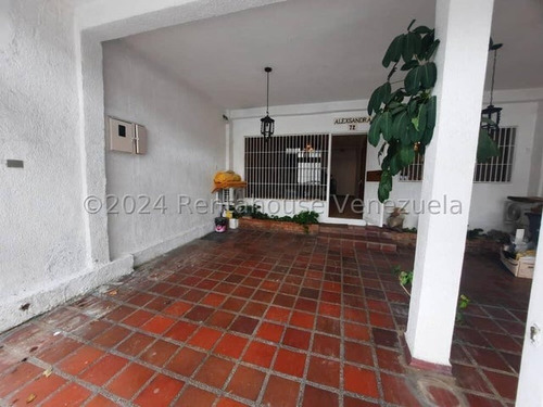 Se Alquila Casa, Para Uso Comercial . En Los Palos Grandes. 24-18111
