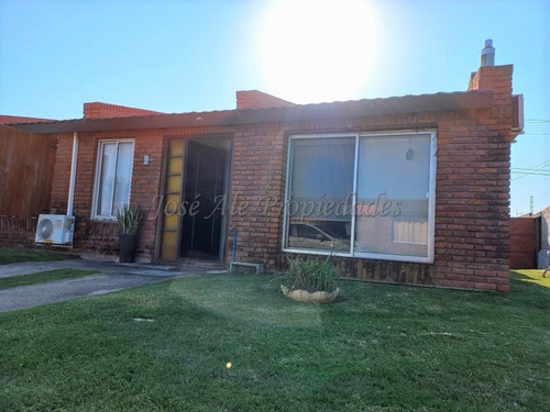 Imagen 1 de 12 de En Venta Vivienda De Cuatro Dormitorios En Colonia Del Sacramento