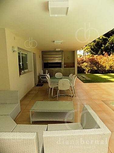 Casa En Mansa, 4 Dormitorios, Piscina Climatizada, En Barrio Privado, Punta Del Este- Ref: 42812