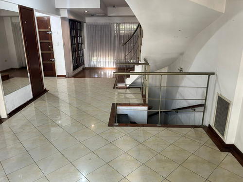 Casa En Alquiler En Excelente Zona De 5amb Con Dependencia Y Escritorio En Villa Devoto