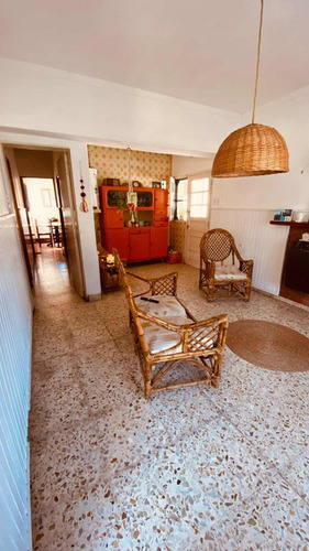 Casa En Venta - 2 Dormitorios 1 Baño - Cochera - 216mts2 - Las Flores