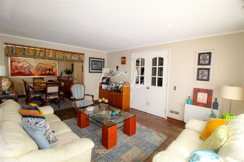 Casa En Venta De 4 Dorm. En Peñalolén