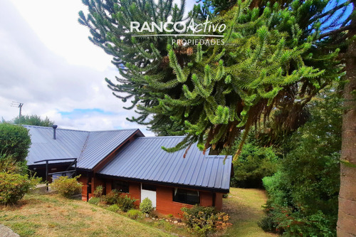 Hermosa Casa Con Amplios Espacios Y Entorno Natural. 4d, 3b