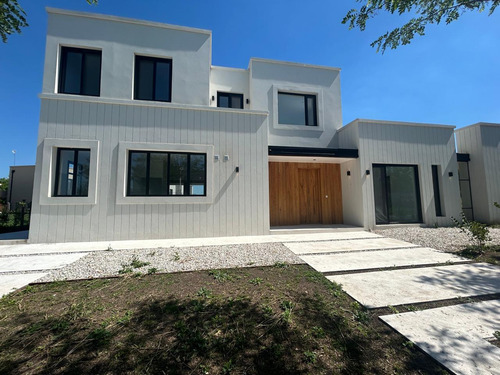 Casa En Venta En Barrio Privado Santo Tomas