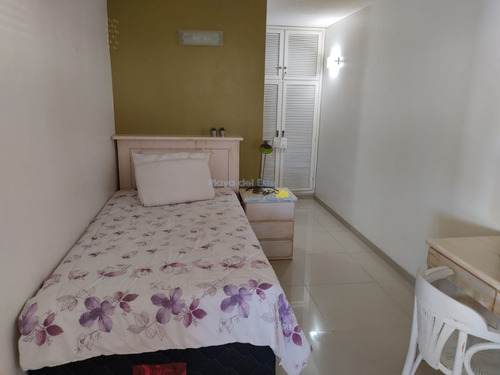 Venta Apartamento 3 Dormitorios En Suite, Península, Frente Al Puerto, Punta Del Este- Ref: 11642