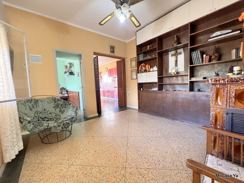 Venta De Gran Casa Padrón Único En San Ramón, Sobre Avenida Principal, Con Piscina, Garage Para 3 Vehículos, 4 Dormitorios, 2 Baños, Barbacoa, Quincho, Ideal Familia Numerosa, Empresa O Clínica, Divin