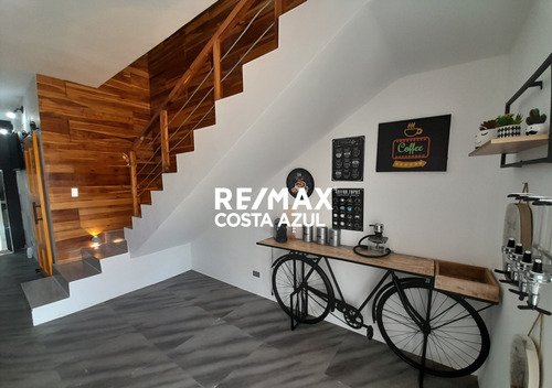 Remax Vende Espectacular Town House En El Conjunto Villa Coral En Tucacas.