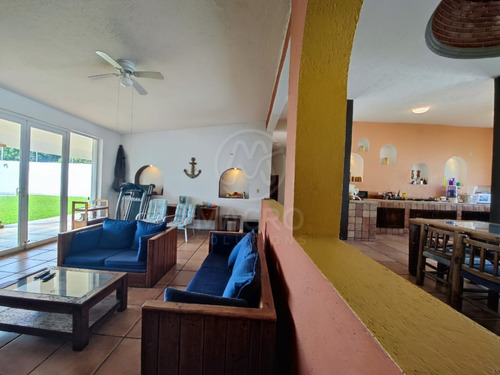 Casa En Venta En Fracc. Brisas De Cuautla De Un Nivel Con Alberca.
