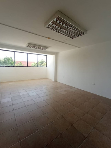 Imagen 10 de 10 de Local Empresarial Con Cuatro Oficinas O Consultorios Y Lobby