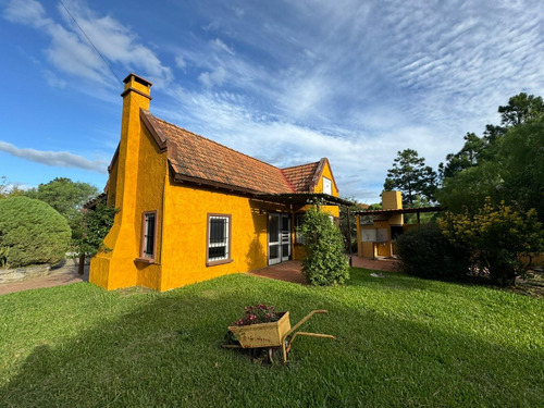 Casa En Alquiler Anual, 3 Dormitorios Y 1 Baño. Tio Tom