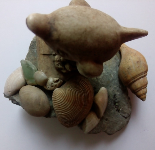 Escultura De Delfin Sobre Roca Con Olas Conchas Caracol Mar Verde (Usado)