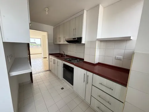 Venta De Apartamento En El Sector La Flora, Area 110 M2 Con Ascensor, Dos Parqueaderos Propios.