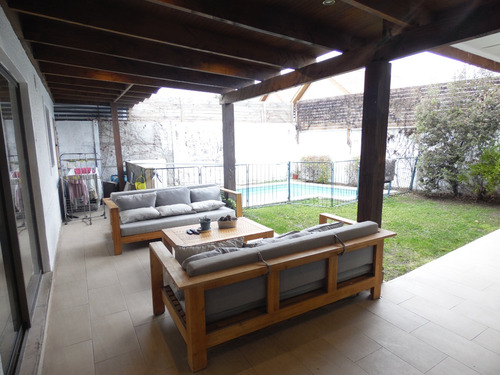 Hermosa Casa En Montes Izarra / Avda. Los Molinos