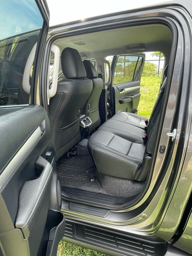 Imagen 9 de 15 de Toyota Hilux 4x4 Dc Srx 2.8 6 Att 204cv Automat Linea Nueva